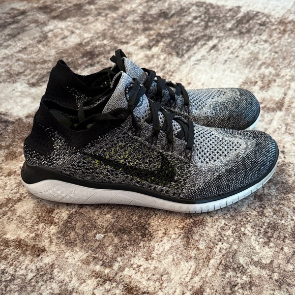 Nike fly knit Black and Gray Knit Running Shoes - Picture 1 of 6